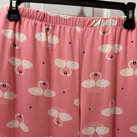 Charming Pink Swan Print Capri Pajama Set Soft - Picture 6 of 7
